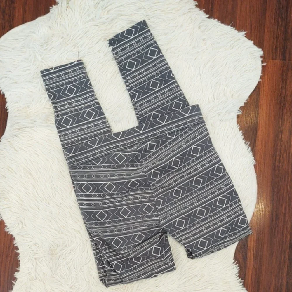 PINK Victoria's Secret Geometric Chevron Leggings - Picture 2 of 2